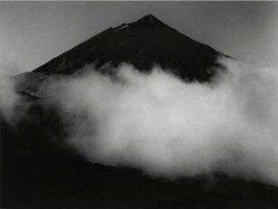 Hinter Wolken versteckt, der Pico de Teide im Nationalpark von Teneriffa