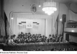 Redner und Orchester auf der Bühne