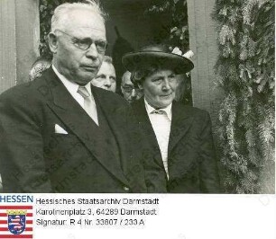 Stock, Christian (1884-1967) / Ernennung zum Ehrenbürger von Bad Orb, hier: Gruppenaufnahme, 1. Reihe v. l. n. r.: Christian Stock und Ehefrau Anni Stock geb. Junker (+ 1973)