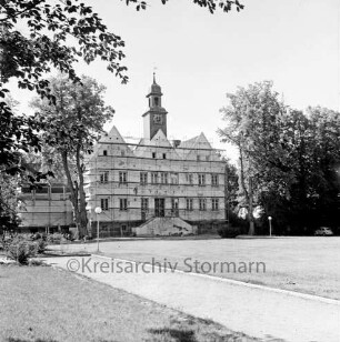 Kloster Nütschau: Herrenhaus: Restaurierung der Nordfront: davor Gerüst: rechts und links Bäume: davor Zufahrt und Rasenfläche