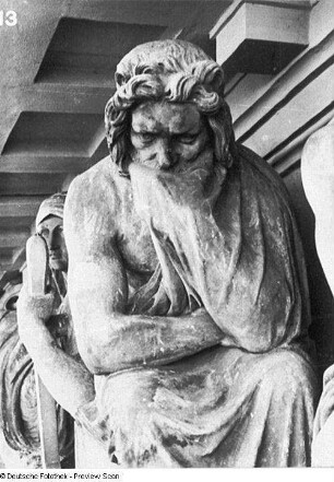 Nordgiebel des Königlichen Hoftheaters in Dresden : Rietschel, Ernst. Nordgiebel des Königlichen Hoftheaters Dresden. Sandstein. Dresden, 1839/1841. Detail: Sinnender Richter. Bautzen, Altes Stadttheater, Mittelrisalit, Rietschel-Giebel