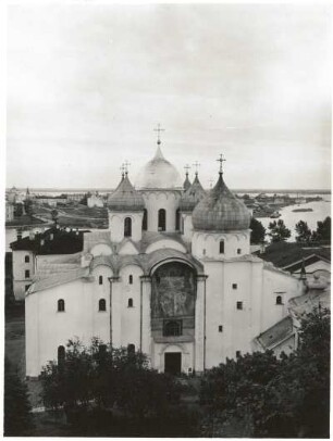 Nowgorod (Weliki Nowgorod), Russland. Kreml. Sophienkathedrale (1045-1052), Blick vom Glockenturm "Stundenläuter" des Euthymios auf die Westseite, im Hintergrund Stadtteil am Wolchow