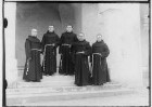 Kloster Gorheim; Fünf Mönche vor dem Klostereingang