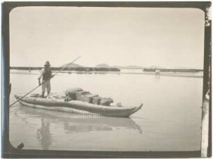 Schilfboot mit Gepäck im Río-Desaguadero-Delta während der Desaguadero-Expedition