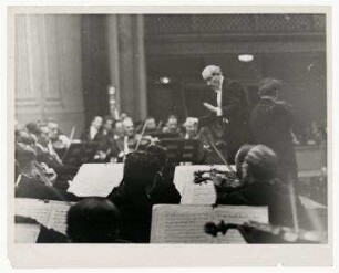 Arturo Toscanini dirigiert in Baltimore, Maryland. Konzert mit dem Geiger Adolf Busch. Arturo Toscanini, rechts stehend: Adolf Busch