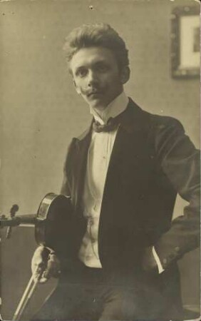 [Violinist]