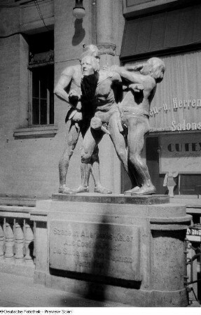 Skulpturengruppen Mephisto verzaubert die Studenten