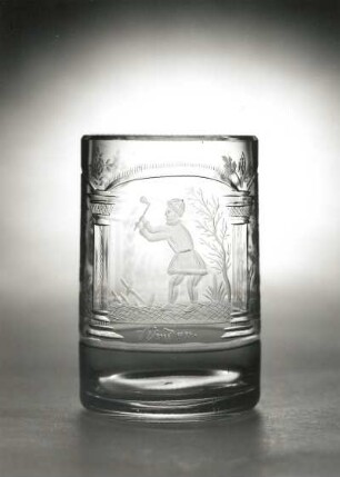 Becher : Becher. Farbloses Glas mit Matt- und Klarschnitt; Höhe 115 mm. Böhmen, um 1500. Dresden: Kunstgewerbemuseum 42274