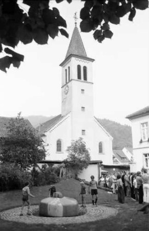 Sulzburg: Einweihung Otto Ernst Sutter-Brunnen; Otto Ernst Sutter-Brunnen mit Kirche
