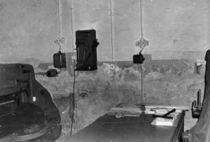 Dresden-Striesen, Eisenacher Straße 5. Buchbinderei Karl Hesse. Innenansicht mit Wasserschäden an Wänden