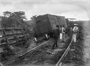 Eisenbahnstrecke : Entgleiste Zugwagons auf einer Eisenbahnstrecke