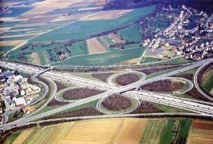 AS Stuttgart-Zuffenhausen, Blick in Richtung Ost. Bepflanzung, Überführung der B 10 in km 572,811