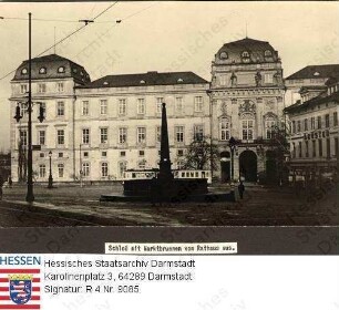 Darmstadt, Schloss - Südseite mit Marktbrunnen vom Rathaus aus