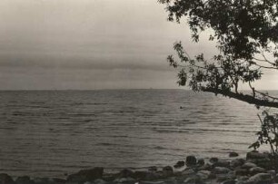 St. Petersburg. Blick vom Schloss Petershof über das Meer (Finnischer Meerbusen) gegen Festung Kronstadt (am Horizont)