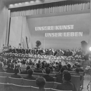 Dresden. Eröffnungsfeier der V. Deutschen Kunstausstellung im Hygiene-Museum Dresden