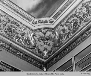 Innendekoration im Erdgeschoss: Vestibül, Treppenhaus und Boudoir : Stuckfries vergoldet im blauen Salon