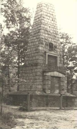Kriegerdenkmal auf dem Eichberg bei Hermsdorf bei Dresden : Pomnik za padlych wojakow na kamjentnej hórce blisko Hermsdorfa pola Drježdźan