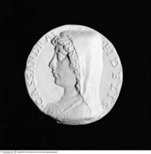 Medaille der Cassandra Fedele, Avers: Brustporträt mit Schleier und Perlenkette nach links