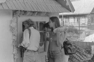 Čičmany. Akt-Pleinair 1980. Günter Rössler und zwei andere Teilnehmerinnen beim Spaziergang durch das Dorf