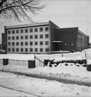 Realschule [später Alfred-Rust-Realschule]: Wulfsdorfer Weg: zweiter Bauabschnitt: Außenansicht: im Winter: Pausen- und Festhalle: beidseitig Unterrichtsräume