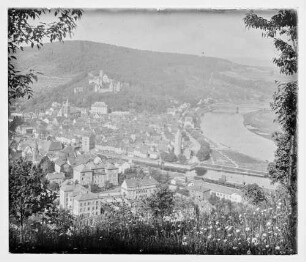 Blick aus Richtung Wartturm auf Wertheim mit Poststraße, Uihleinstraße, Mainspitze, altem Bahnhof, Burg und Altstadt