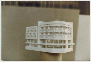 Wettbewerb Wohn- und Geschäftshaus, BMW-Haus, 1. und 2. Stufe (nicht realisiert) – Modellansicht. Berlin-Charlottenburg, Kurfürstendamm 31, Uhlandstraße 177/178