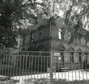 Oederan, Gerichtsstraße 29. Wohn-und ehem. Verwaltungsgebäude (um 1890). Straßenansicht mit Einfriedung