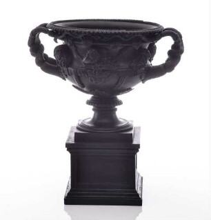 Warwick-Vase auf quadratischem Sockel