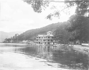 Am Ufer : Mehrstöckiges Gebäude am Ufer
