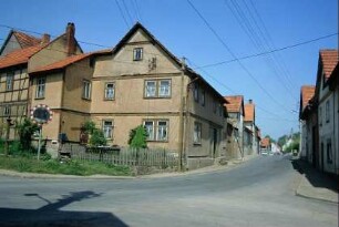 Straßenkreuzung und Häuserzeilen