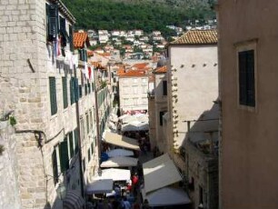 Dubrovnik: Straßenzug der Altstadt mit Blick auf Eigenheime