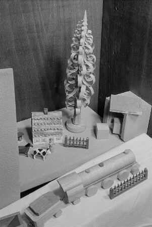 Miniaturlandschaft in der Ausstellung weihnachtlicher Volkskunstarbeiten des Stadtgeschichtlichen Museums