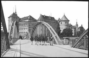 Torgau. Schloss Hartenfels - Brücke mit Soldaten
