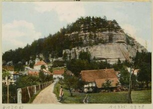 Das Dorf Oybin und die barocke Bergkirche vor dem Berg Oybin im Zittauer Gebirge von Süden
