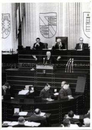 Konrad Adenauer spricht in der Bundestagsdebatte über den Generalvertrag (Deutschlandvertrag)