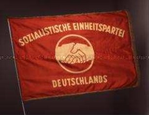 Fahne von KPD und SPD zum Vereinigungsparteitag zur Sozialistischen Einheitspartei Deutschlands
