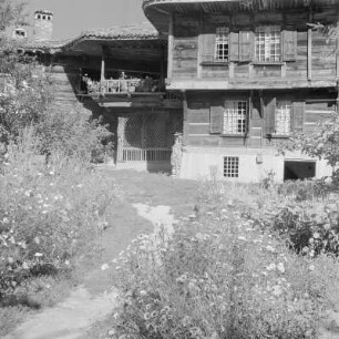 Landleben in Kopriwschtiza im zentralen Teil des Sredna-Gora-Gebirges. Typische Wohnhäuser der altbulgarischen Architektur