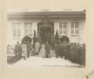 König Wilhelm II. von Württemberg vor Eingang der Vorbildungsanstalt für Unteroffiziere in Ellwangen (Baden-Württemberg)
