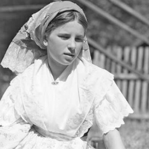 Mädchen Gerda Konzack in Spreewälder Sonntagstracht in Leipe. : Holca Gerda Konzack w Błótowskej njedźelskej drasće w Lipjem.