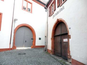 Stadtbild-Schmerlenbacher Klosterhof zum heißen Stein (Neubau 1609 auf Vorgänger)-Haupthaus und Nebengebäude-Toreinfahrten in Übersicht