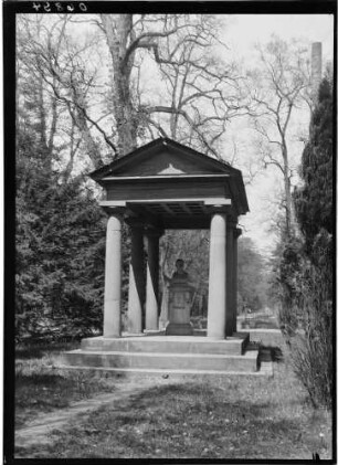 Karlsruhe Schlossgarten Dorisches Tempelchen mit Büste von Großherzog Carl Friedrich von Baden