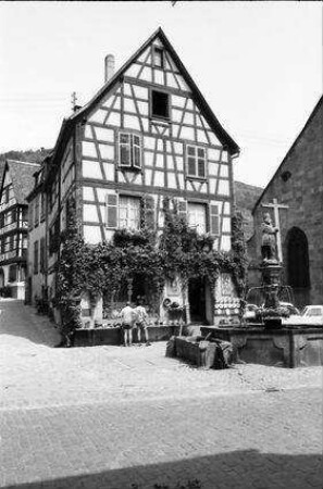 Kaysersberg: Brunnen und Fachwerkhaus am Markt