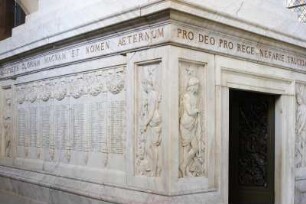 Frankreich. Bretagne. Morbihan. Auray. La Chartreuse d Auray. Mausoleum Reliefs. Detail