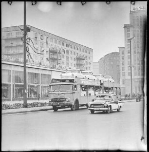Autotransporter mit Trabbis, Mitte 1960er Jahre. SW-Foto © Kurt Schwarz.