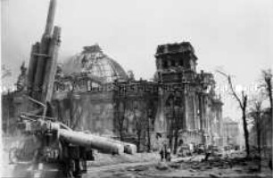 Zerstörter Berliner Reichstag mit parkenden Autos