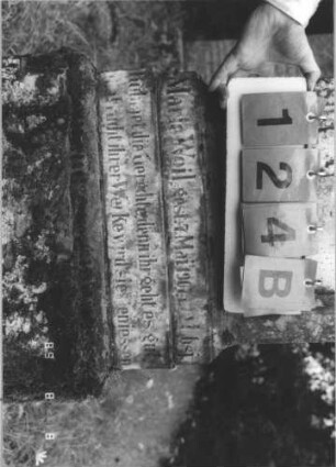 Grabstein 124 (Index: 99800070) Material: Sandstein, Schriftplatte Marmor Zustand: verwittert Maße HxBxT: 168x55x25 cm Beschreibung: Stele, Giebel mit Verdachung, rechteckige eingelassene Schriftplatte, getreppter Sockel Symbolik: Feston: Grabstein 124B