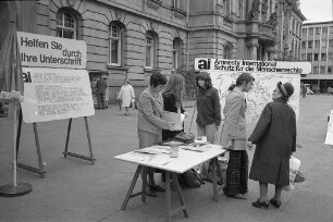 Unterschriftenaktion der Bezirksgruppe Karlsruhe von Amnesty International zur Freilassung des politischen Häftlings Lucio Lobato