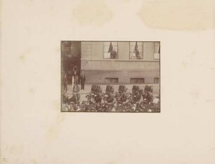 Kaiser Wilhelm I. mit Familie am Fenster bei einer Parade