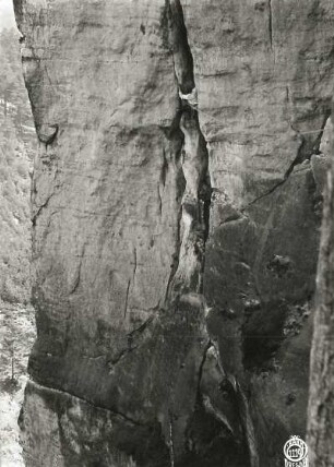 Sächsische Schweiz, Rathener Gebiet. Großer Wehlturm. Seilschaft Paul Illmer im Riß des Rengerweges (VIIc)