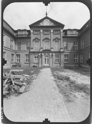 Gotha, Friedrichstraße 5/7. Schloss Friedrichsthal (1707/1708-1711; W. C. Zorn von Plobsheim). Hauptbau. Eingangsfront